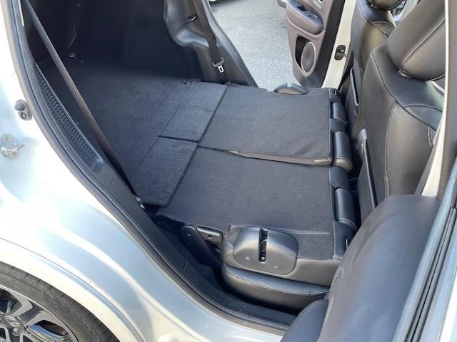 ヴェゼル ハイブリッドＺ　純正インターナビ　ＤＴＶ／ＣＤ／ＤＶＤ／ＵＳＢ／ＨＤＭＩ／ＢＴ　バックカメラ　レザーシート　シートヒーター　シティーブレーキアクティブシステム　ビルトインＥＴＣ　前後ドライブレコーダー　スマートキー（23枚目）