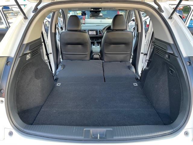 ヴェゼル ハイブリッドＺ　純正インターナビ　ＤＴＶ／ＣＤ／ＤＶＤ／ＵＳＢ／ＨＤＭＩ／ＢＴ　バックカメラ　レザーシート　シートヒーター　シティーブレーキアクティブシステム　ビルトインＥＴＣ　前後ドライブレコーダー　スマートキー（27枚目）