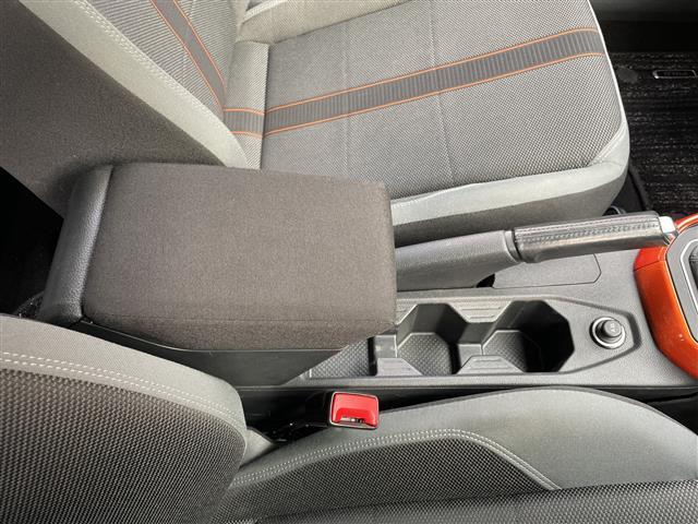 ポロ ＴＳＩ　Ｒライン　ワンオーナー　純正ナビ　ワンセグＴＶ／ＳＤ／ＣＤ／ＤＶＤ／ＲＥＣ／ＢＴ／ＵＳＢ　バックモニター　ＥＴＣ２．０　プリクラッシュブレーキ　アダプティブクルーズコントロール　ブラインドスポットディテクション（12枚目）