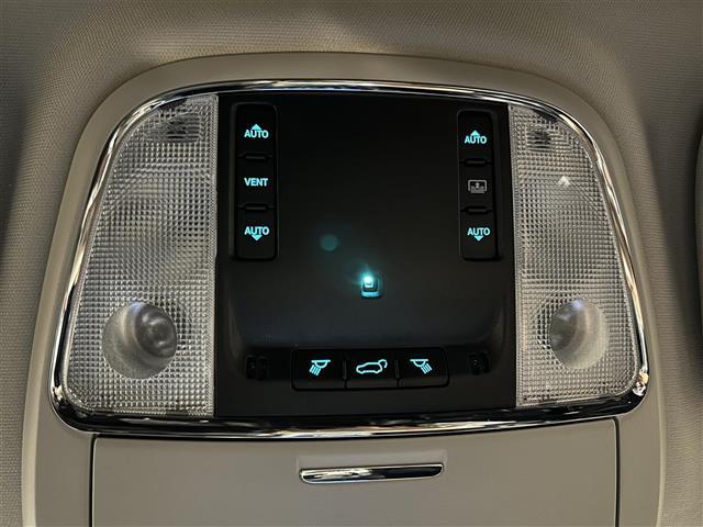 ジープ・グランドチェロキー ＳＲＴ８　ＨＤＤナビ　Ｂｌｕｅｔｏｏｔｈ　フルセグテレビ　バックカメラ　サンルーフ　ブレンボ製ブレーキキャリパー　ステアリングヒーター　シートヒーター　シートクーラー　電動シート　ＥＴＣ　純正２０インチアルミ（12枚目）