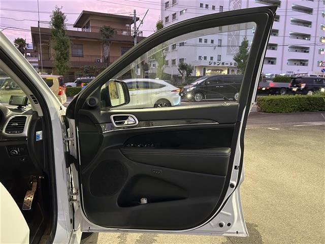 ジープ・グランドチェロキー ＳＲＴ８　ＨＤＤナビ　Ｂｌｕｅｔｏｏｔｈ　フルセグテレビ　バックカメラ　サンルーフ　ブレンボ製ブレーキキャリパー　ステアリングヒーター　シートヒーター　シートクーラー　電動シート　ＥＴＣ　純正２０インチアルミ（22枚目）