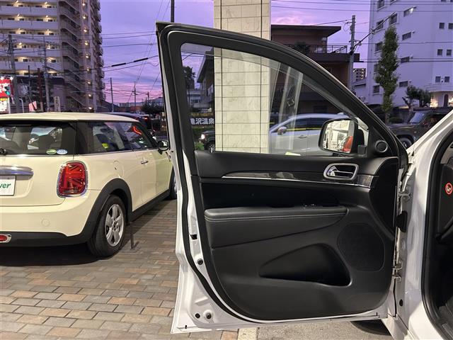ジープ・グランドチェロキー ＳＲＴ８　ＨＤＤナビ　Ｂｌｕｅｔｏｏｔｈ　フルセグテレビ　バックカメラ　サンルーフ　ブレンボ製ブレーキキャリパー　ステアリングヒーター　シートヒーター　シートクーラー　電動シート　ＥＴＣ　純正２０インチアルミ（24枚目）