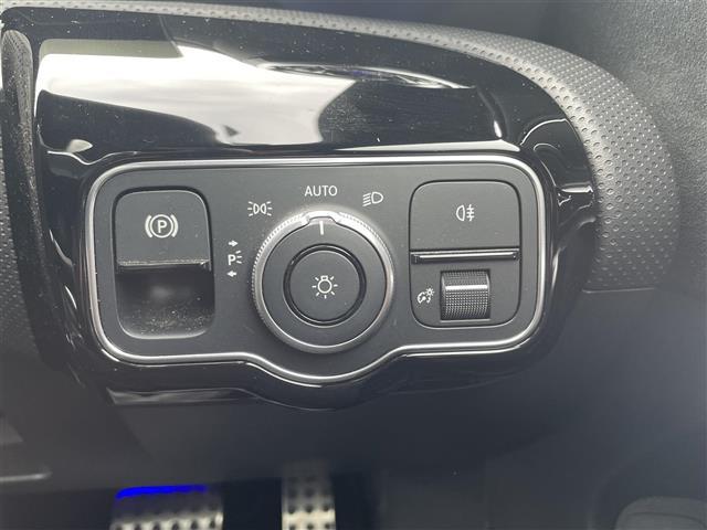 ＣＬＡクラス ＣＬＡ２００ｄ　純正ナビ（Ｂｌｕｅｔｏｏｔｈ、フルセグＴＶ）／全方位カメラ／ＥＴＣ／ワンオーナー／前後ドラレコ／スペアキー／追従走行有クルコン／ＵＳＢ入力端子／電動リア／Ｄ＋Ｎ席パワーシート／Ｄ＋Ｎ席シートヒーター（12枚目）