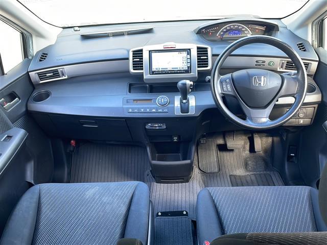 フリード G エアロ 純正メモリナビ AM/FM/CD/DVD/Bluetooth フルセグテレビ フリップダウンモニター バックカメラ ビルトインETC 横滑り防止装置 盗難防止装置 片側パワースライドドア ドアバイザー(2枚目)