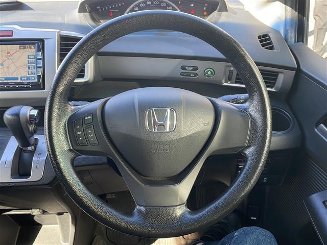 フリード G エアロ 純正メモリナビ AM/FM/CD/DVD/Bluetooth フルセグテレビ フリップダウンモニター バックカメラ ビルトインETC 横滑り防止装置 盗難防止装置 片側パワースライドドア ドアバイザー(8枚目)