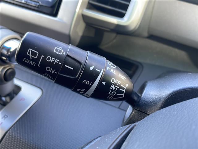 フリード G エアロ 純正メモリナビ AM/FM/CD/DVD/Bluetooth フルセグテレビ フリップダウンモニター バックカメラ ビルトインETC 横滑り防止装置 盗難防止装置 片側パワースライドドア ドアバイザー(11枚目)