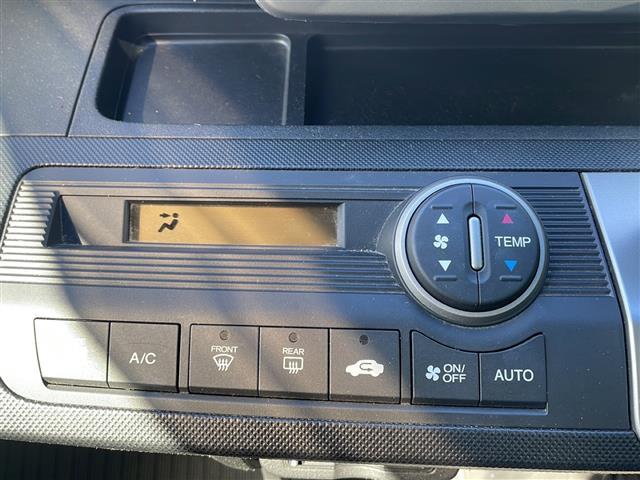 フリード G エアロ 純正メモリナビ AM/FM/CD/DVD/Bluetooth フルセグテレビ フリップダウンモニター バックカメラ ビルトインETC 横滑り防止装置 盗難防止装置 片側パワースライドドア ドアバイザー(14枚目)