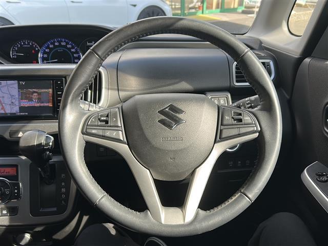 【ステアリング】軽い力で扱いやすいハンドルです。目立つ傷やスレなどなく綺麗な状態です。除菌プランいれていただくとさらに快適に。清潔なお車はお子様にも安心ですね。