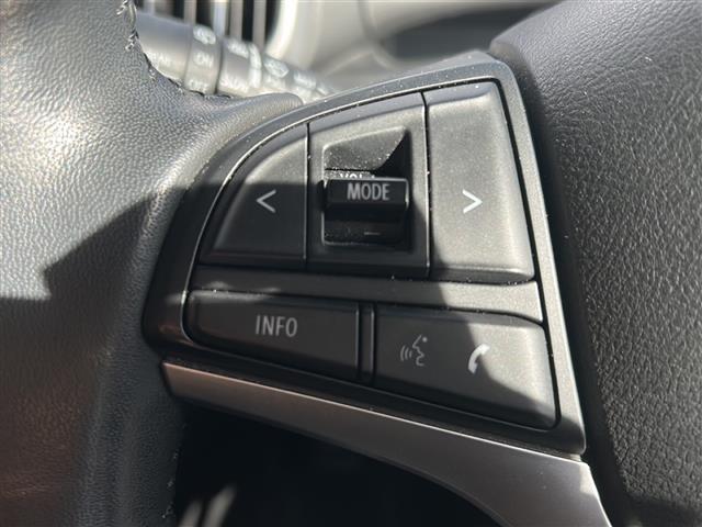 【ステアリングスイッチ】手元のボタンから、オーディオやナビなどの操作ができるので、よそ見をせずに安全に運転に集中できます。