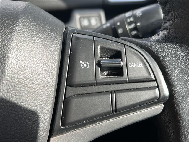 【ステアリングスイッチ】手元のボタンから、オーディオやナビなどの操作ができるので、よそ見をせずに安全に運転に集中できます。