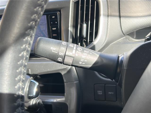 【オートワイパー（ＡＵＴＯ）】雨が降り出した時に、雨滴検出用センサー（レインセンサー）が雨滴を感知すると、自動でワイパーが動作します。