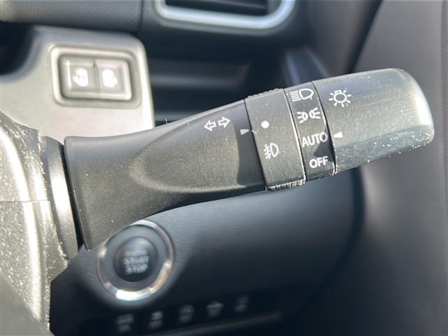 【オートライト（ＡＵＴＯ）】外の明るさをシステムが感知して、自動でヘッドライトが点灯します。ヘッドライトをつけ忘れを防ぐ便利機能です。