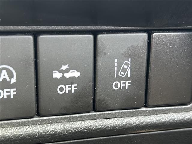 【車線逸脱警報機能】走行中にクルマが車線をはみ出した際に、ブザーなどの警報が鳴り、危険を知らせます。機能には限界があるためご注意ください。