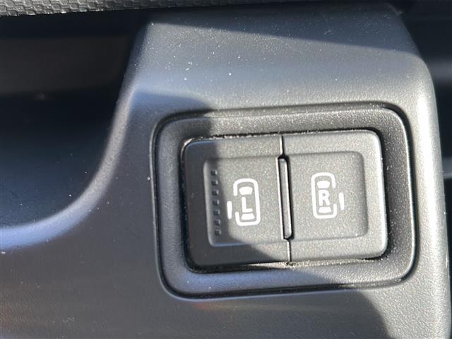 【両側パワースライドドア】小さなお子さまでもボタン一つで乗り降りラクラクです！両手に荷物を抱えている状態でもボタンを押せば自動で開閉するので、お買い物やお出かけの際にはとっても重宝します。