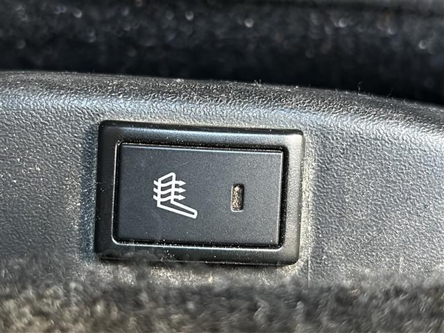 【シートヒーター】シートを温めてくれる暖房機器です！長時間座っていると負担が掛かりやすい背中や腰、または冬場などの寒い日に冷えやすい脚部に快適なぬくもりを伝えます。