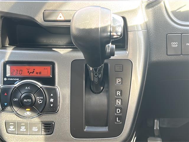 【シフトレバー】シフトの操作がしやすく快適なドライブを楽しんでいただけます。