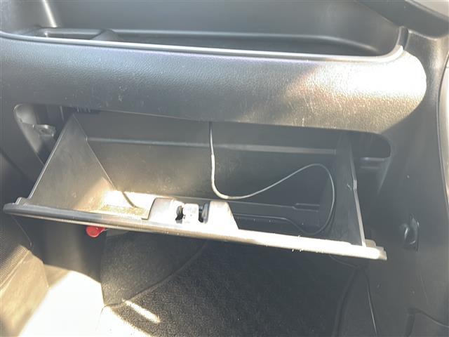 【グローブボックス】大容量のグローブボックスです。車検証ケース他、日頃使う小物類の収納スペースもたくさんあります。／／