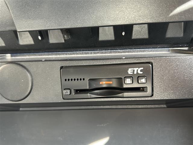 【ＥＴＣ】有料道路を利用する際に料金所で停止することなく通過できる、ＥＴＣ車載器（ノンストップ自動料金収受システム機器）が装備されています。セットアップを行うことで利用可能になります。