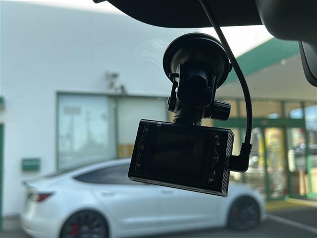 【ドライブレコーダー】映像・音声などの運転中の記録を残します。事故などを起こした起こされた時の証拠になりえますので、もしも時でも安心ですね。