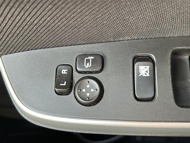 【電動格納ミラー】運転席のスイッチで、ドアミラーの開閉や角度の調整ができます。