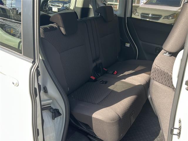 【後部座席】大人が座っても余裕のある広さです。頭上や足元のスペースも広く取ってあります。