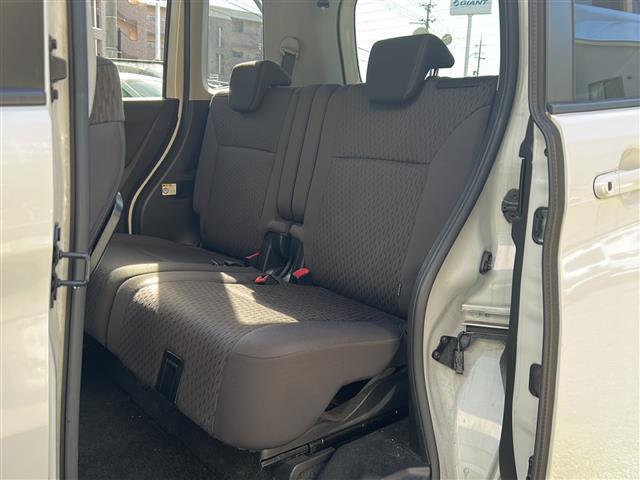 【後部座席】大人が座っても余裕のある広さです。頭上や足元のスペースも広く取ってあります。