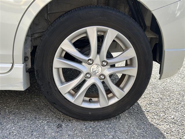 【純正アルミホイール】純正の専用アルミホイールが足元を飾ります！ＩＤＯＭでは、社外アルミホイールや、スタッドレスタイヤも取扱いしております。ぜひご相談ください。