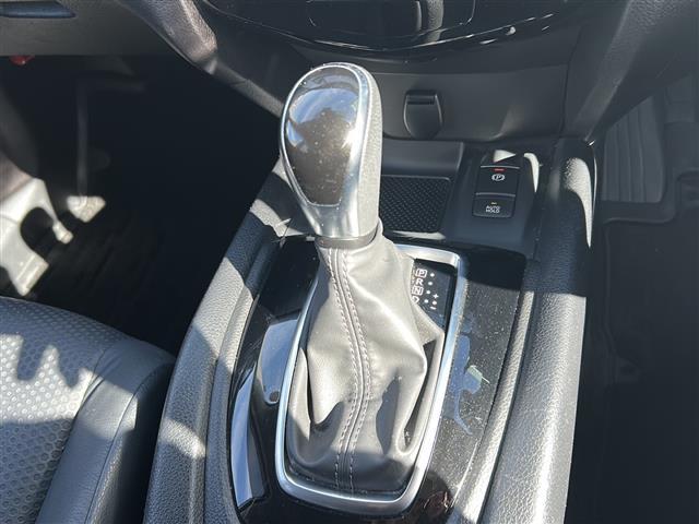 エクストレイル ２０Ｘｉ　Ｖセレクション　ワンオーナー　純正ナビ　フルセグテレビ　ＢＴオーディオ　ＣＤ／ＤＶＤ　全方位カメラ　前席パワーシート　全席シートヒーター　パワーバックドア　ＥＴＣ　ＬＥＤヘッドライト　純正１８インチＡＷ　スペアキー（20枚目）