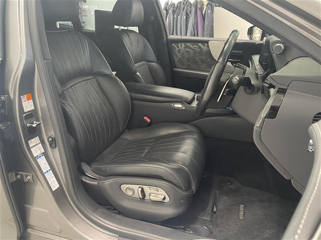 運転席のシートはきれいでゆったりしています。運転席周りには様々なスイッチや装備がある。