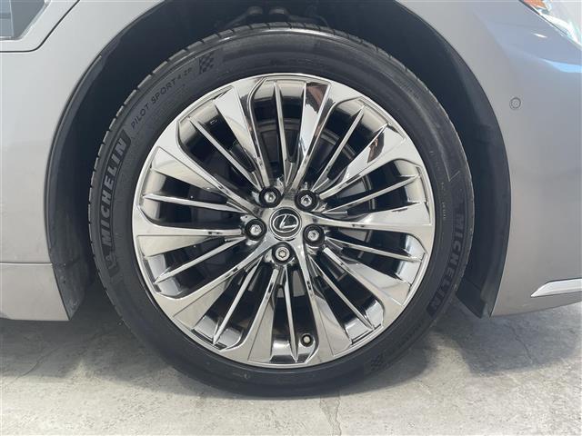 アルミホイールのメリットは「軽さ」と「デザイン性の高さ」と言えます。　スチールに比べてアルミは軽量なために、ハンドル操作性の向上や車の燃費が良くなると言われています。