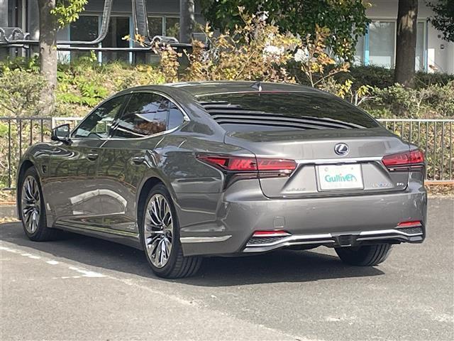 お車を左後ろから見るとこのような感じになります。テールランプの形やエアロ等の装備品を確認することができます。