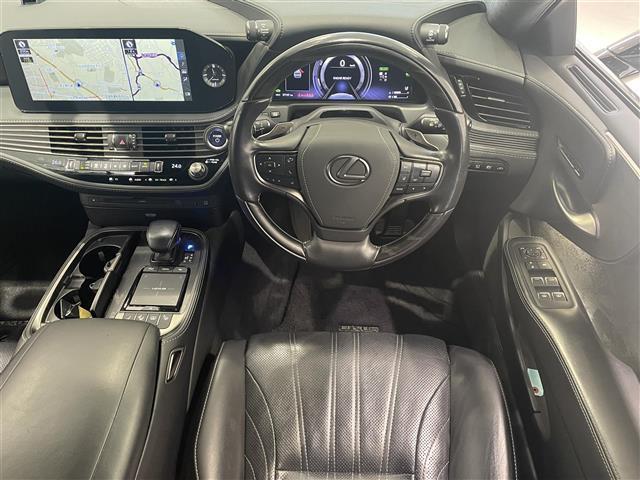 運転席のシートはきれいでゆったりしています。運転席周りには様々なスイッチや装備がある。