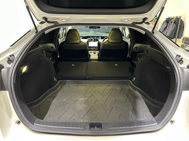 プリウス Ａツーリングセレクション　トヨタセーフティーセンス／ＢＳＭ／衝突軽減支援システム／レーダークルーズ／ＨＵＤ／レーンディパーチャーアラート／レーンキープアシスト／クリアランスソナー／モデリスタエアロ／純正９型ナビ（17枚目）