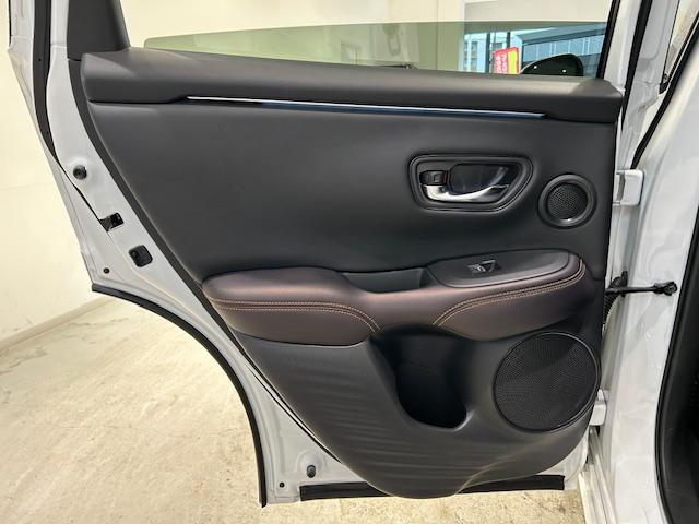 ＺＲ－Ｖ ｅ：ＨＥＶ　Ｚ　ホンダセンシング／純正ナビ（ＨＯＮＤＡ　ＣＯＮＮＥＣＴ）全方位カメラ／純正ビルドインＥＴＣ／純正ドライブレコーダー（前後）／電動リアゲート／ハンズフリーアクセスパワーテールゲート／革巻きステアリング（52枚目）