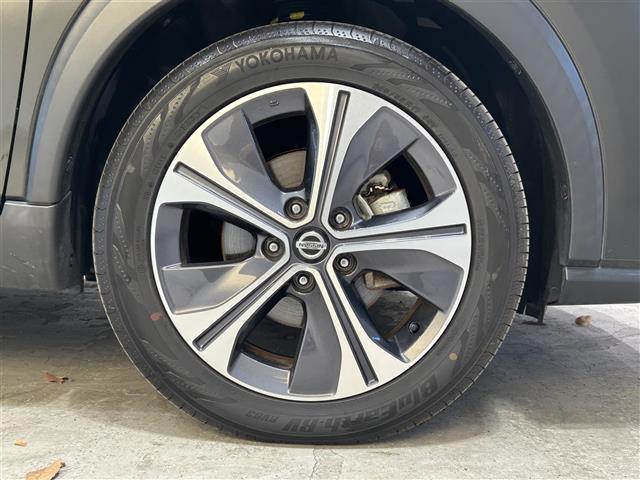 キックス Ｘ　プロパイロット／純正ナビ／アイドリングストップ／電子パーキング／革巻きステアリング／プッシュスタート／ＬＥＤヘッドライト／純正フロアマット／純正アルミホイール／ドアバイザー／ルーフレール（17枚目）