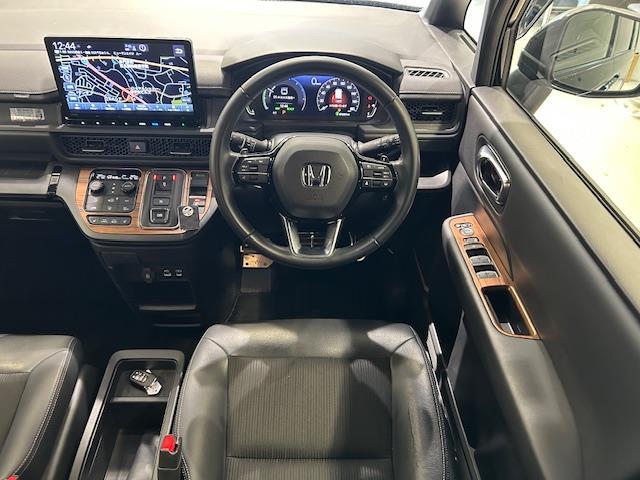 ステップワゴン e:HEVスパーダ ワンオーナー/ホンダセンシング/BSM/純正ナビ/バックカメラ/前後ドラレコ/ETC/後席モニター/電子パーキング/パワーテールゲート/両側パワスラ/車高調/シートヒーター/パワーシート/オットマン(22枚目)