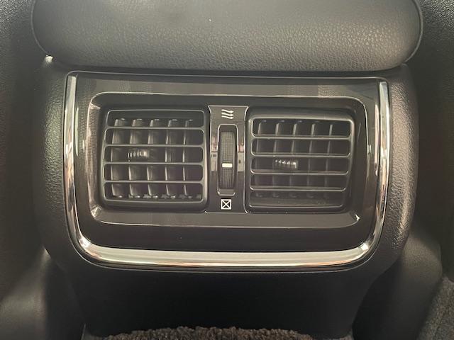 クラウンハイブリッド アスリートＳ　横滑り防止装置／純正ナビ／革巻きステアリング／クルーズコントロール／ハンドルヒーター／パワーシート／シートヒーター／純正フロアマット／プッシュスタート／キセノンライト／純正アルミホイール／バックカメラ（68枚目）