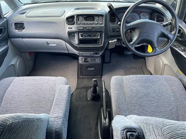 デリカスペースギア 4ドア3.0 20thリミテッド ハイR 4WD ワンオーナー/4WD/カーオーディオ/センターデフロック/ETC/純正アルミホイール/電動格納ミラー/3列シート/ウォークスルー/社外フロアマット/ドアバイザー/片側スライドドア/ABS/ドアバイザー(3枚目)