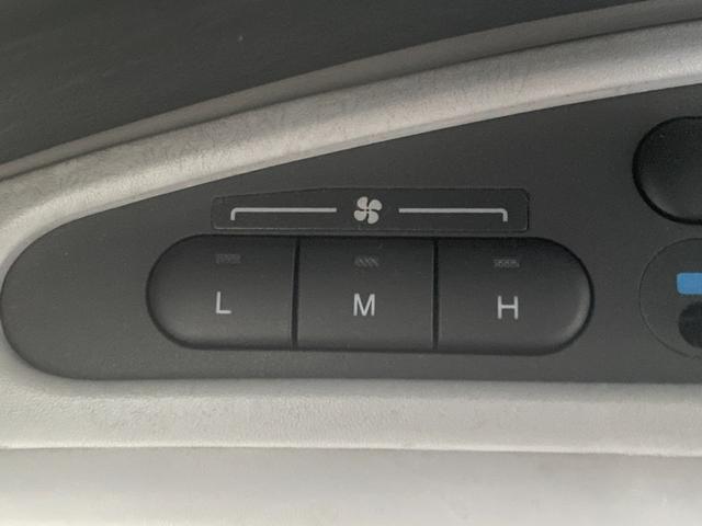 デリカスペースギア 4ドア3.0 20thリミテッド ハイR 4WD ワンオーナー/4WD/カーオーディオ/センターデフロック/ETC/純正アルミホイール/電動格納ミラー/3列シート/ウォークスルー/社外フロアマット/ドアバイザー/片側スライドドア/ABS/ドアバイザー(9枚目)