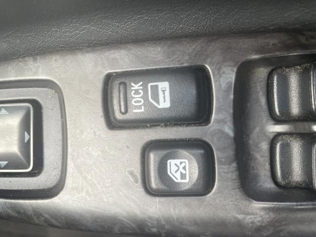 デリカスペースギア 4ドア3.0 20thリミテッド ハイR 4WD ワンオーナー/4WD/カーオーディオ/センターデフロック/ETC/純正アルミホイール/電動格納ミラー/3列シート/ウォークスルー/社外フロアマット/ドアバイザー/片側スライドドア/ABS/ドアバイザー(14枚目)