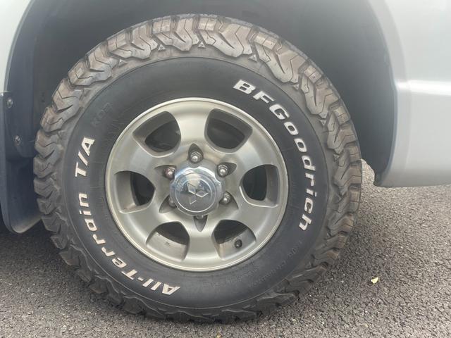 デリカスペースギア 4ドア3.0 20thリミテッド ハイR 4WD ワンオーナー/4WD/カーオーディオ/センターデフロック/ETC/純正アルミホイール/電動格納ミラー/3列シート/ウォークスルー/社外フロアマット/ドアバイザー/片側スライドドア/ABS/ドアバイザー(18枚目)