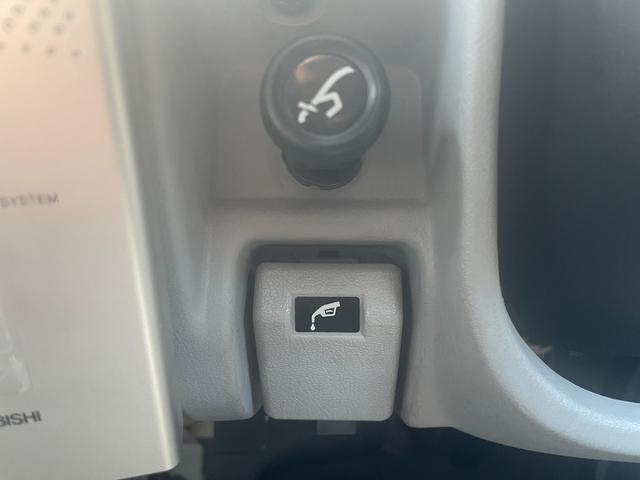 デリカスペースギア 4ドア3.0 20thリミテッド ハイR 4WD ワンオーナー/4WD/カーオーディオ/センターデフロック/ETC/純正アルミホイール/電動格納ミラー/3列シート/ウォークスルー/社外フロアマット/ドアバイザー/片側スライドドア/ABS/ドアバイザー(26枚目)
