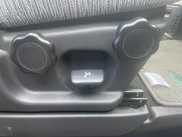 デリカスペースギア 4ドア3.0 20thリミテッド ハイR 4WD ワンオーナー/4WD/カーオーディオ/センターデフロック/ETC/純正アルミホイール/電動格納ミラー/3列シート/ウォークスルー/社外フロアマット/ドアバイザー/片側スライドドア/ABS/ドアバイザー(46枚目)