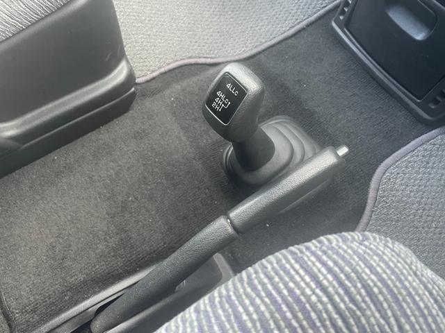 デリカスペースギア 4ドア3.0 20thリミテッド ハイR 4WD ワンオーナー/4WD/カーオーディオ/センターデフロック/ETC/純正アルミホイール/電動格納ミラー/3列シート/ウォークスルー/社外フロアマット/ドアバイザー/片側スライドドア/ABS/ドアバイザー(48枚目)