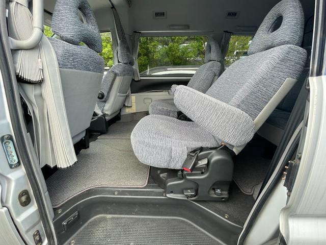 デリカスペースギア 4ドア3.0 20thリミテッド ハイR 4WD ワンオーナー/4WD/カーオーディオ/センターデフロック/ETC/純正アルミホイール/電動格納ミラー/3列シート/ウォークスルー/社外フロアマット/ドアバイザー/片側スライドドア/ABS/ドアバイザー(65枚目)
