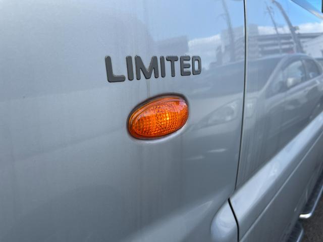 デリカスペースギア 4ドア3.0 20thリミテッド ハイR 4WD ワンオーナー/4WD/カーオーディオ/センターデフロック/ETC/純正アルミホイール/電動格納ミラー/3列シート/ウォークスルー/社外フロアマット/ドアバイザー/片側スライドドア/ABS/ドアバイザー(74枚目)