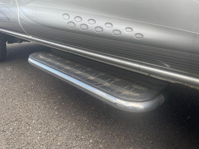 デリカスペースギア 4ドア3.0 20thリミテッド ハイR 4WD ワンオーナー/4WD/カーオーディオ/センターデフロック/ETC/純正アルミホイール/電動格納ミラー/3列シート/ウォークスルー/社外フロアマット/ドアバイザー/片側スライドドア/ABS/ドアバイザー(77枚目)