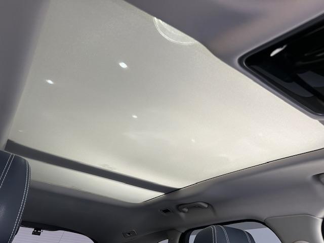 レンジローバーヴェラール Ｒ　ダイナミック　ＳＥ　１８０ＰＳ　４ＷＤ／サンルーフ／メリディアンオーディオ／衝突軽減システム／クルーズコントロール／レーンキープアシスト／コーナーセンサー／ブラインドスポットモニター／純正ナビ／全方位カメラ／ヘッドアップディスプレイ（37枚目）