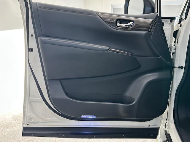 エルグランド 250ハイウェイスターSホワイトレザーアーバンクロム ニスモフルエアロ/社外ナビ/ETC/前後ドライブレコーダー/フリップダウンモニター/両側パワースライドドア/クルーズコントロール/MTモード付きAT/ハーフレザーシート/オットマン/プッシュスタート(39枚目)