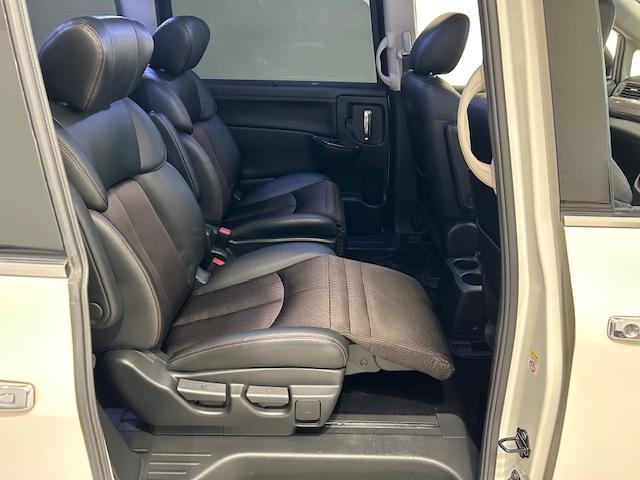 エルグランド 250ハイウェイスターSホワイトレザーアーバンクロム ニスモフルエアロ/社外ナビ/ETC/前後ドライブレコーダー/フリップダウンモニター/両側パワースライドドア/クルーズコントロール/MTモード付きAT/ハーフレザーシート/オットマン/プッシュスタート(42枚目)